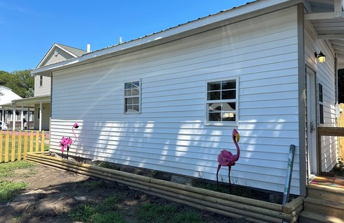 Pawhuska House | Tiny Flamingo's Nest - Cottage Near Pioneer Woman Mercantile - Pet friendly!