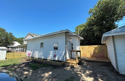 Pawhuska House | Tiny Flamingo's Nest - Cottage Near Pioneer Woman Mercantile - Pet friendly!