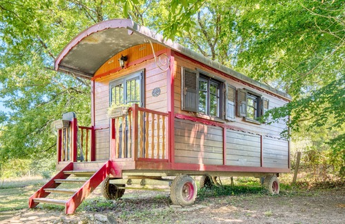 Monsac House | Tiny Home 'La Roulotte Rouge' with Private Garden, Balcony and Wi-Fi