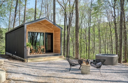 Sparta House | Tiny House Retreat with Hot Tub & Near Waterfalls