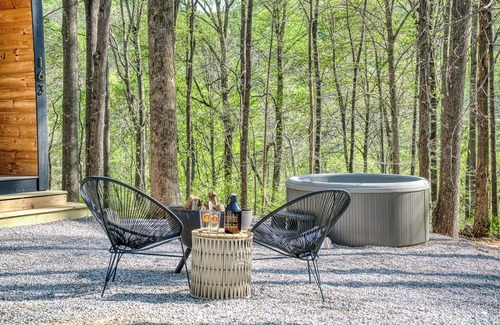 Sparta House | Tiny House Retreat with Hot Tub & Near Waterfalls