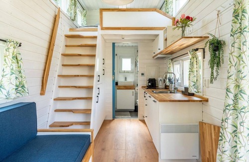 Zeewolde House | Tiny house with a maximum of 6 sleeping spots in the color blue.