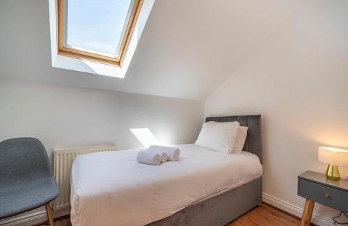Belfast Apartment | Titanic View Penthouse - Gated complex - Parking
