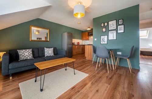 Belfast Apartment | Titanic View Penthouse - Gated complex - Parking