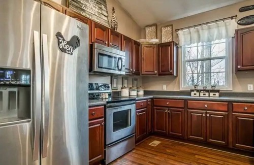 Monterey House | TN Mayberry Retreat - 3BR /2 BA Home with Garage - Dead end road - privacy