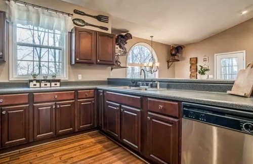 Monterey House | TN Mayberry Retreat - 3BR /2 BA Home with Garage - Dead end road - privacy