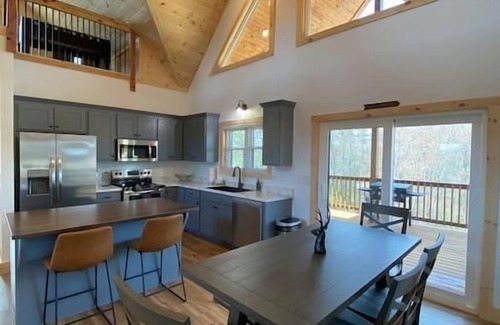 Rogers Cabin | Toasted Marshmellow - Natural Bridge, Hot Tub, New