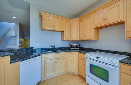 Tofte Apartment | Tofte Tranquility: Lakefront Townhome w/Balcony!