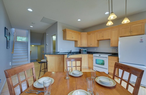 Tofte Apartment | Tofte Tranquility: Lakefront Townhome w/Balcony!