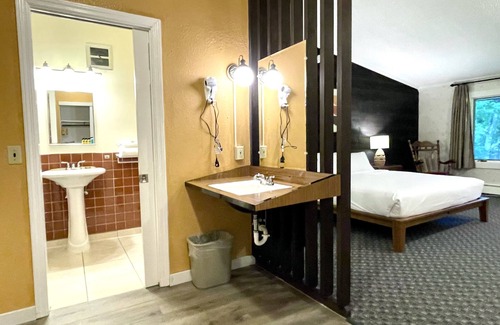 Manchester Center Hotel | Toll Road Inn