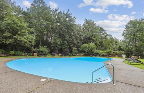 Stowe Area House | Tollhouse 10C: 3 br, ski-in/ski-out, woodstove, free ski shuttle, a/c, summer pool