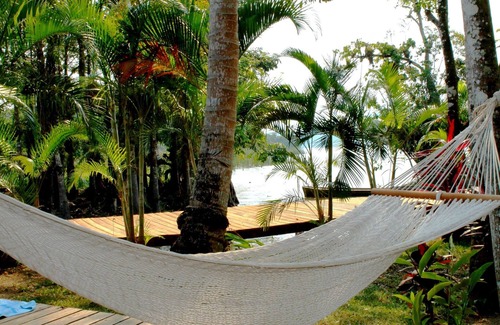 Livingston House | ☀Tom's Paradise: River Front View, Private Pool, A/C + Free Breakfast