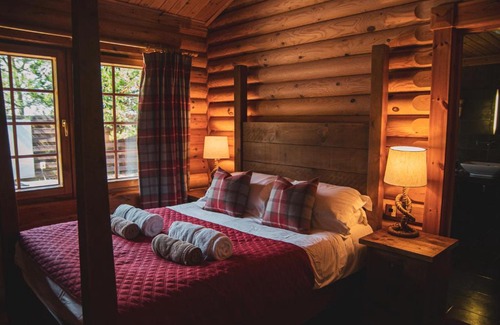 Berwick-upon-Tweed Ski Chalet | Tomatin - Luxury Two Bedroom Log Cabin with Hot Tub