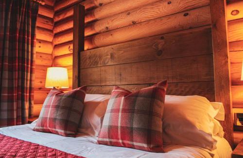 Berwick-upon-Tweed Ski Chalet | Tomatin - Luxury Two Bedroom Log Cabin with Hot Tub