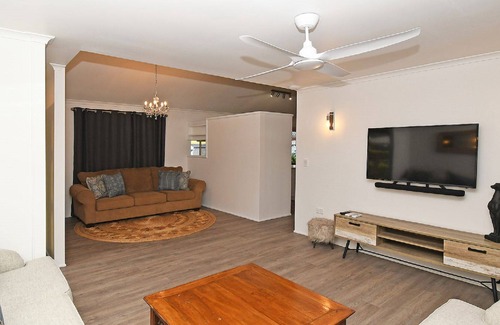 Toogoom House | Toogoom Beach House - Waterfront - 3BR - WIFI - Aircon