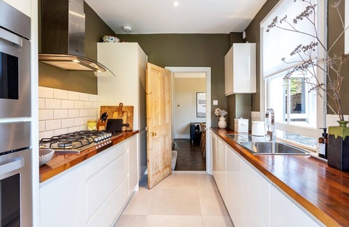 Graveney Apartment | Tooting's Charming Victorian Garden Hideaway