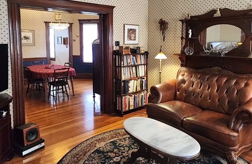 Winter Hill Apartment | "Top 10 urban area in US" Boston & Cambridge on T lines, walk, bike "