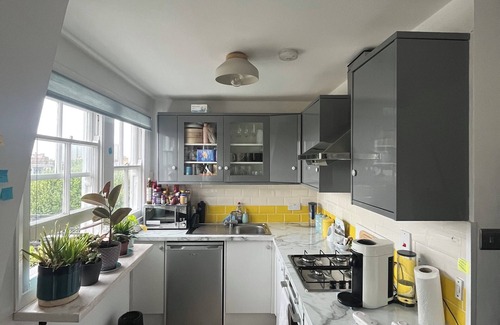 St. Helen's Apartment | Top Floor 1BD Flat with Balcony - Ladbroke Grove