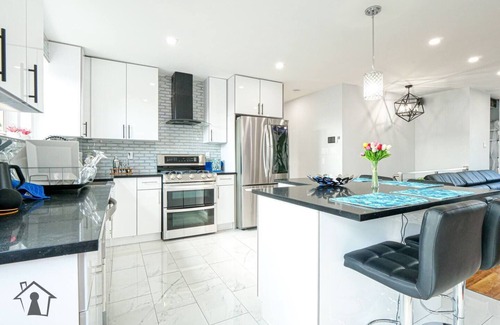 East Flatbush House | Top floor 3bdrm 1.5 bathroom apartment w/Balcony