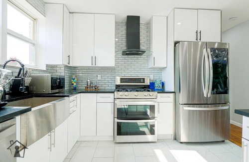 East Flatbush House | Top floor 3bdrm 1.5 bathroom apartment w/Balcony