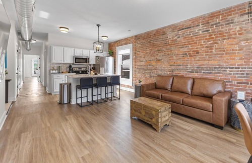 Chatham-Arch Apartment | Top Floor - Mass Ave in Heart of Indy with Balcony