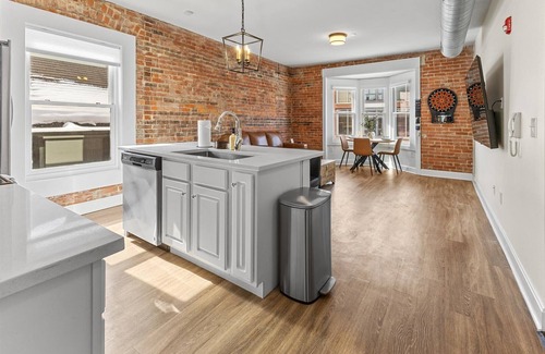 Chatham-Arch Apartment | Top Floor - Mass Ave in Heart of Indy with Balcony