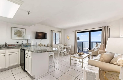 Daytona Beach Shores Apartment | Top Floor Oceanfront Condo w Pool Beach Access