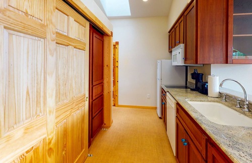Oak Grove House | Top-floor of riverfront home w/ wraparound deck, free WiFi, & great location