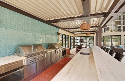 Honolulu Apartment | Top Floor Penthouse @ Waikiki Beach Tower - Direct Oceanfront Condo in Waikiki