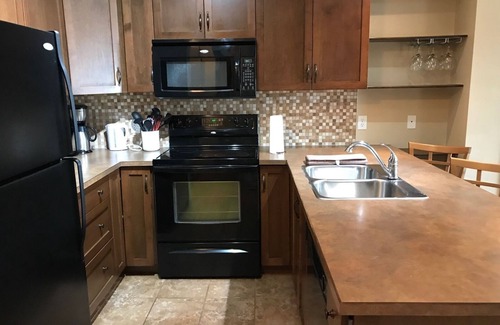 South Pandosy Condo | TOP FLOOR/Playa Del Sol, Great views! Seeking Longer-Term Stays, contact owner.