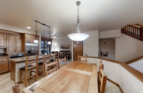 Bear Crossing House | Top-Floor Townhome at Bear Crossing w/Mountain Views, Garage & Hot Tub