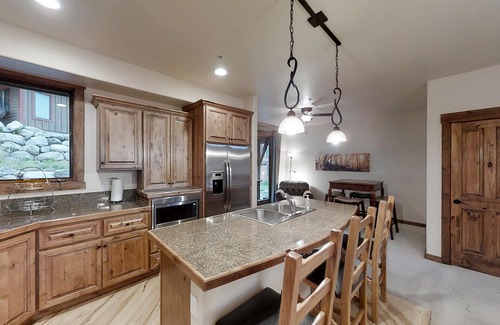 Bear Crossing House | Top-Floor Townhome at Bear Crossing w/Mountain Views, Garage & Hot Tub