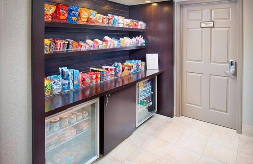 Lynnwood House | Top Hotel in WA Near Alderwood Mall with Kitchens