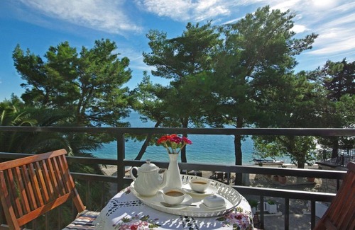 Podaca Apartment | Top location! ONLY 10 meters to the beach. Family-friendly, apartments sea view.