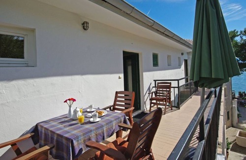 Podaca Apartment | Top location! ONLY 10 meters to the beach. Family-friendly, apartments sea view.
