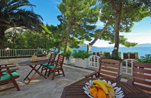 Podaca Apartment | Top location! ONLY 10 meters to the beach. Family-friendly, apartments sea view.