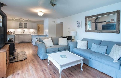 Baysville Cottage | Totayo Lakehouse - Waterfront Cottage w/ Hot Tub