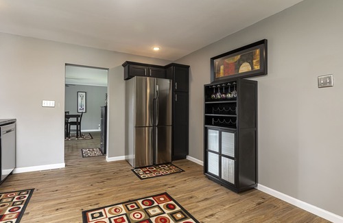 Marion House | Tower Square Arts District- walk to Food & ET!