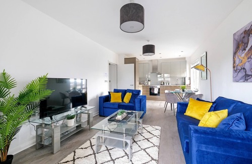 Berrylands Apartment | Town Center 2 bed Serviced Apartment 08 with parking