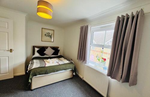 Huntingdon Apartment | Town centre with parking