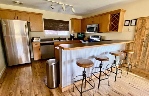 Big Sky Ski Chalet | Town Ctr l Hot Tub l Mtn View l Loft l Fireplace