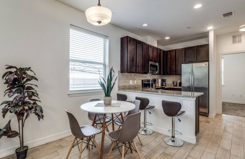 North University Apartment | Townhome 3BR Next to UT with Garage 4586