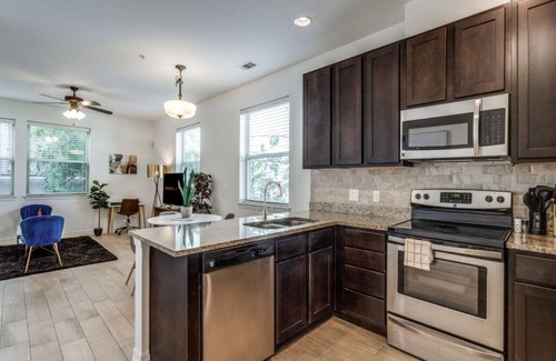 North University Apartment | Townhome 3BR Next to UT with Garage 4586
