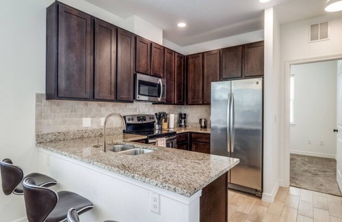 North University Apartment | Townhome 3BR Next to UT with Garage 4586