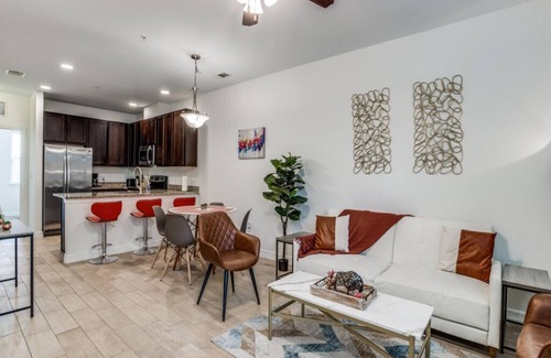 North University Apartment | Townhome 3BR Next to UT W Garage 4193