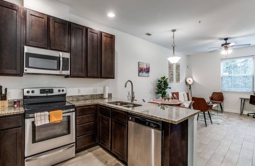 North University Apartment | Townhome 3BR Next to UT W Garage 4193