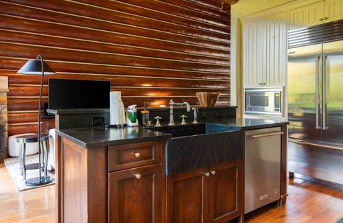 Mountain Village House | Townhome on the Creek 135 by Avantstay Ski In/Ski Out Home w/Hot Tub