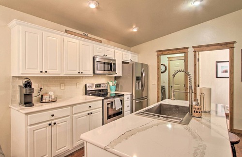 Four Corners House | Townhome w/Private Hot Tub, 8 Mi to Downtown