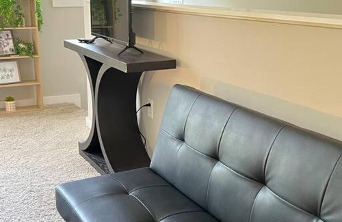 First Ward Apartment | Townhouse in Uptown King Bed-Wi-Fi-Pool- Full Kitchen- Washer & Dryer