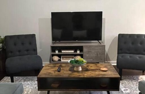 First Ward Apartment | Townhouse in Uptown King Bed-Wi-Fi-Pool- Full Kitchen- Washer & Dryer